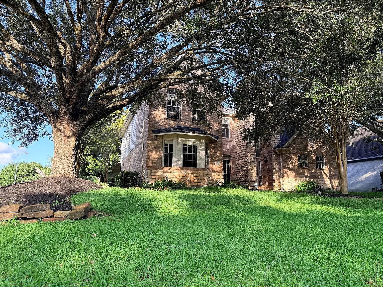 5 bed, 2.5 bath, 3574 sqft, $2,700 — Photo 2