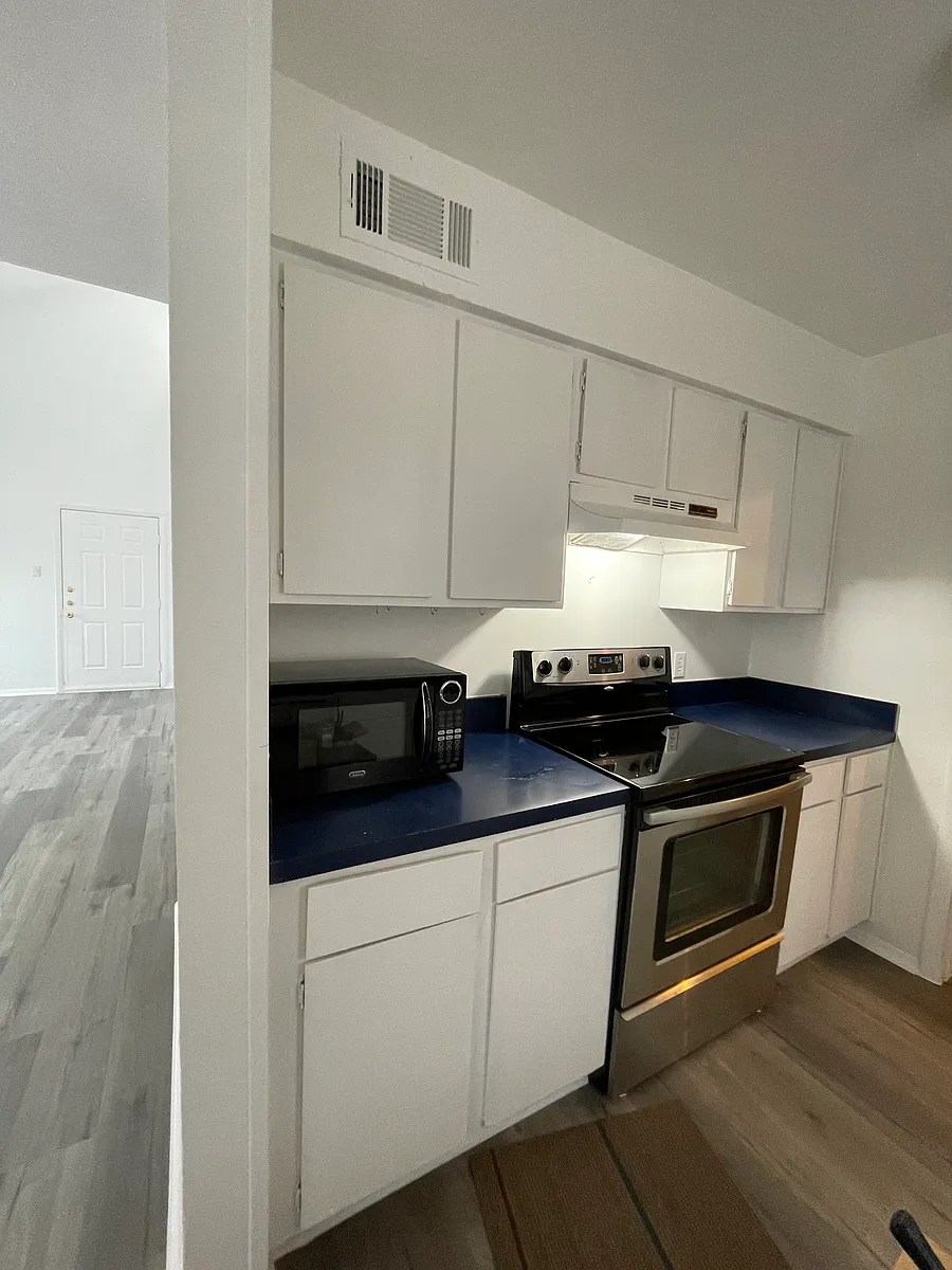 Building Photo - 402 Fredericksburg St #14