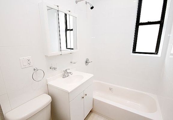 4th image of 3124 32nd St APT 3A
