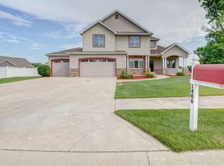 1406 River Cove Dr, Osceola, IN 46561