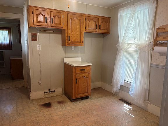 5th image of 707 W Elm St