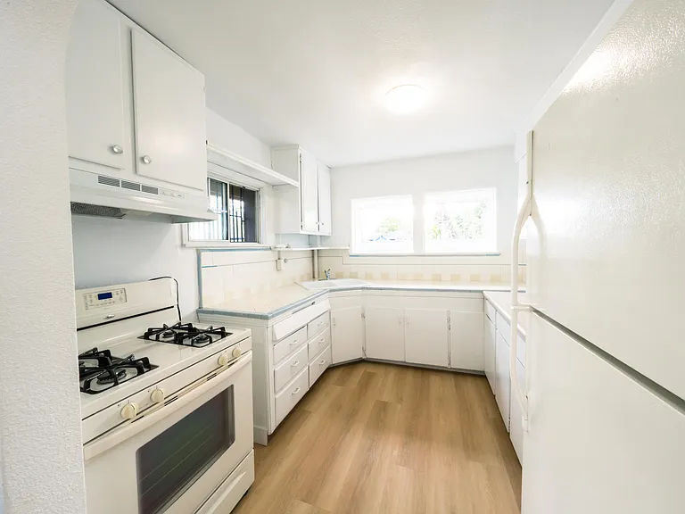 222 N Buena Vista Ave — Photo 2