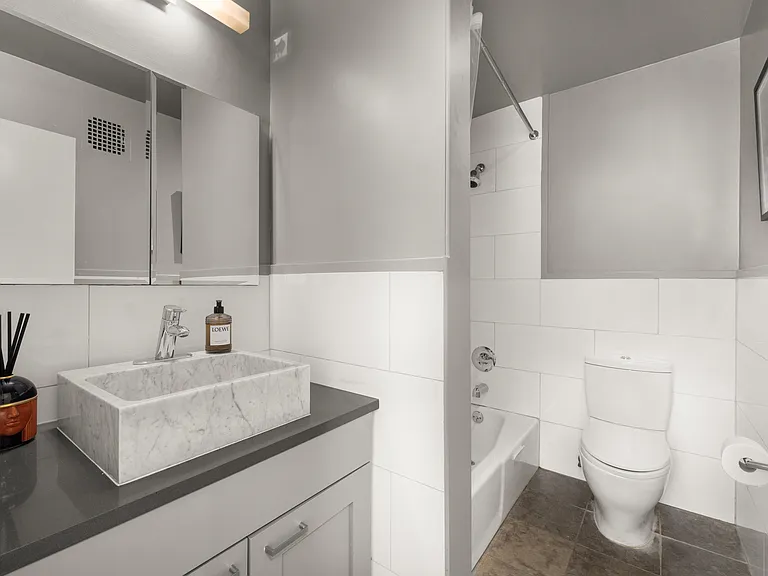 251 W 19th St #5D — Photo 11