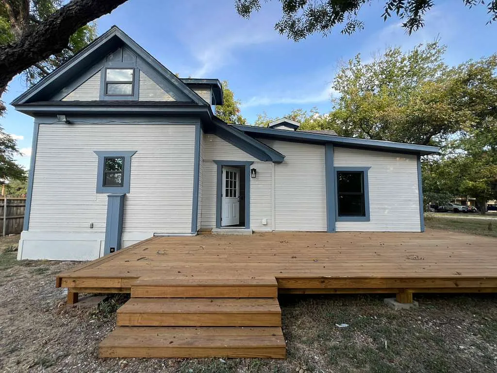 4 bed, 2436 sqft, $1,700 — Photo 1