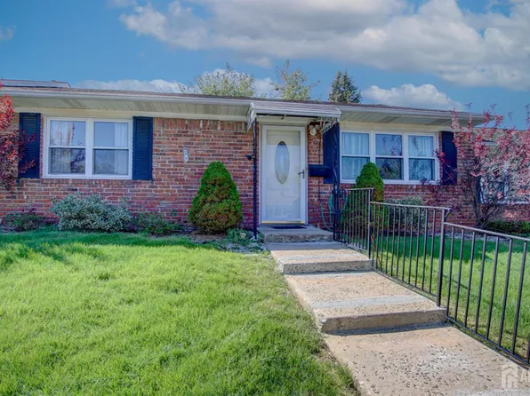 5 Missouri Ct, Matawan, NJ 07747