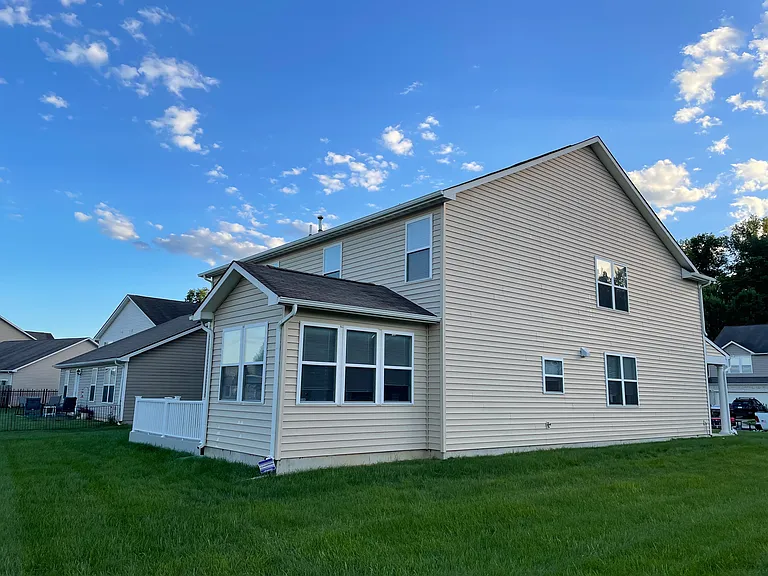 2875 Parkview Dr — Photo 3