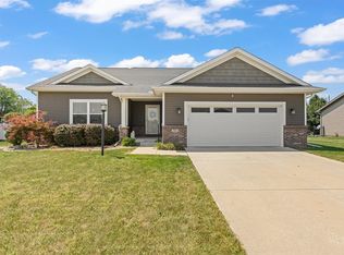 701 Red Bud Dr, Mahomet, IL 61853
