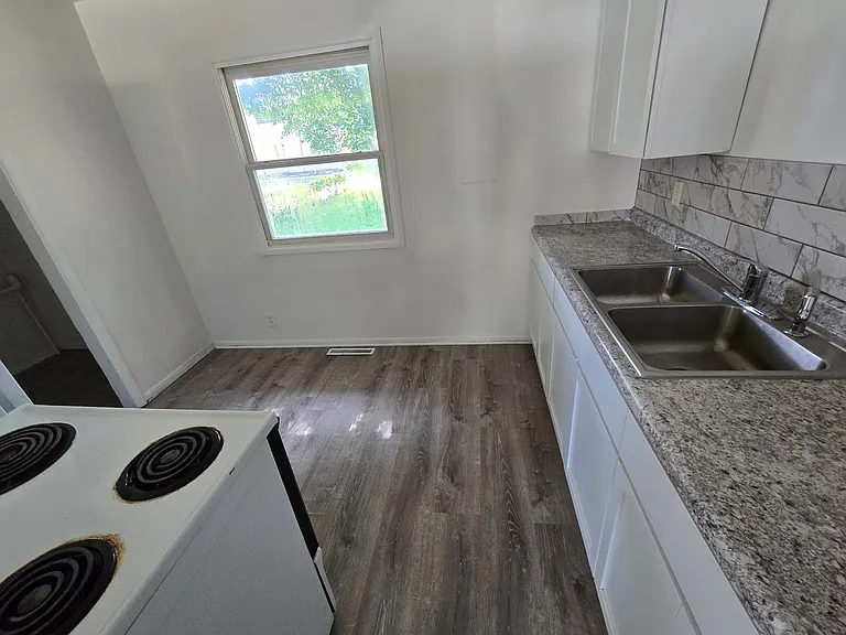 224 SE Lime St — Photo 4