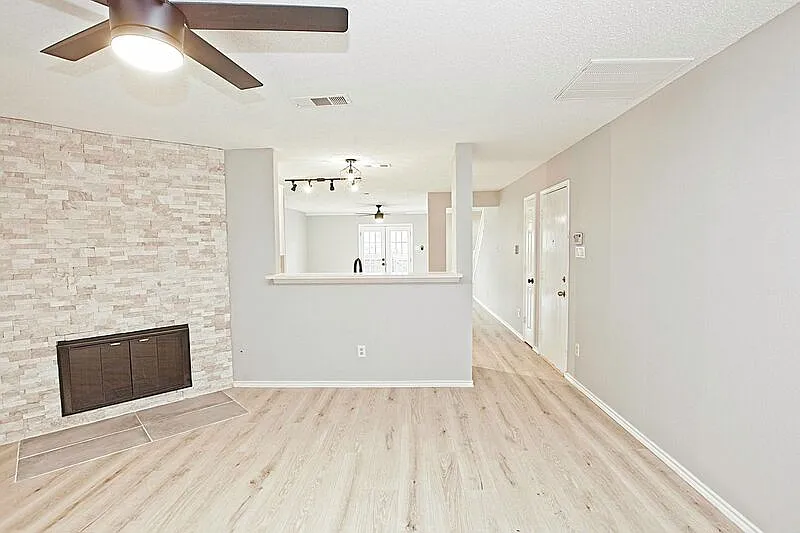 3 bed, 2.0 bath, 1553 sqft, $2,295 — Photo 4
