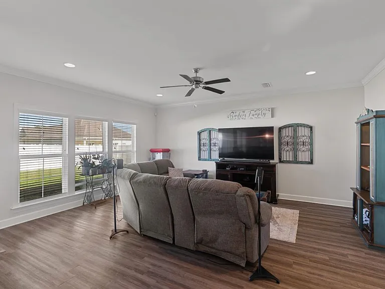 318 Oconee Dr — Photo 3