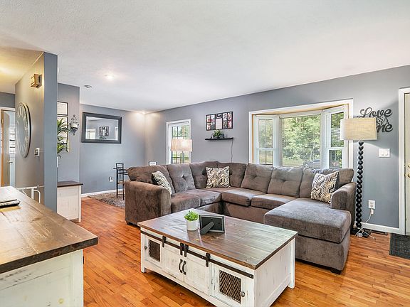 4th image of 256 Viking Dr