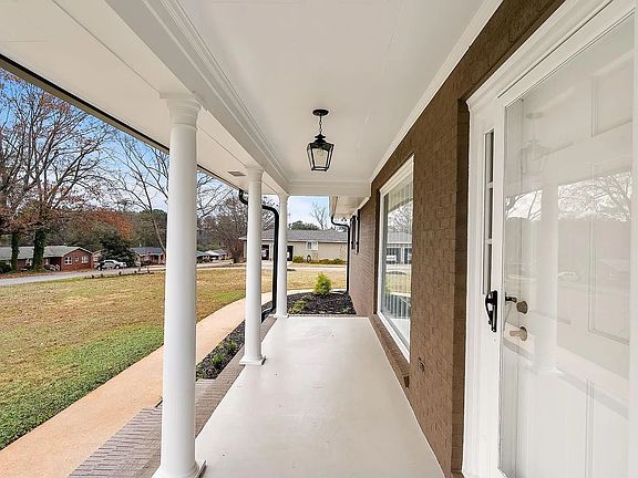 5th image of 300 Woodlake Rd