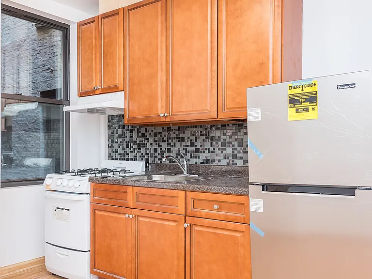 97 E 7th St #10 — Photo 2