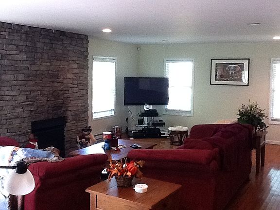 3rd image of 61 Maple Ave