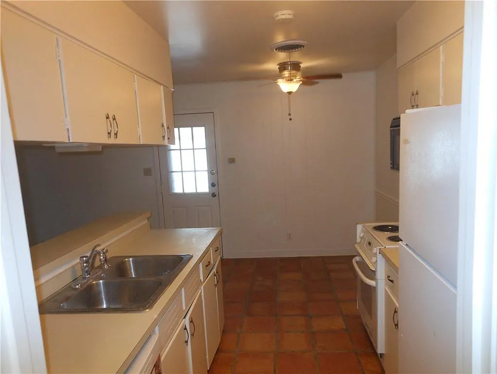 2 bed, 2.0 bath, 1728 sqft, $1,750 — Photo 2