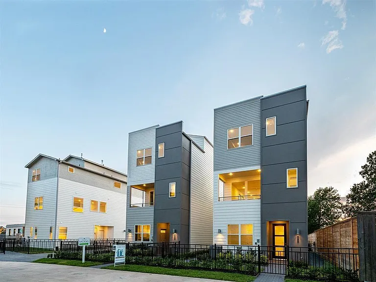310 Jensen Dr — Photo 1