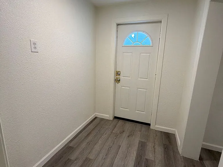 2410 Englewood Ave — Photo 25