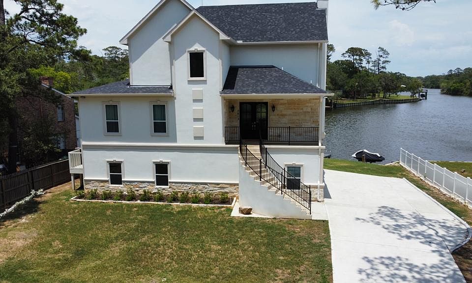 1st image of 3807 Pine Manor Ln