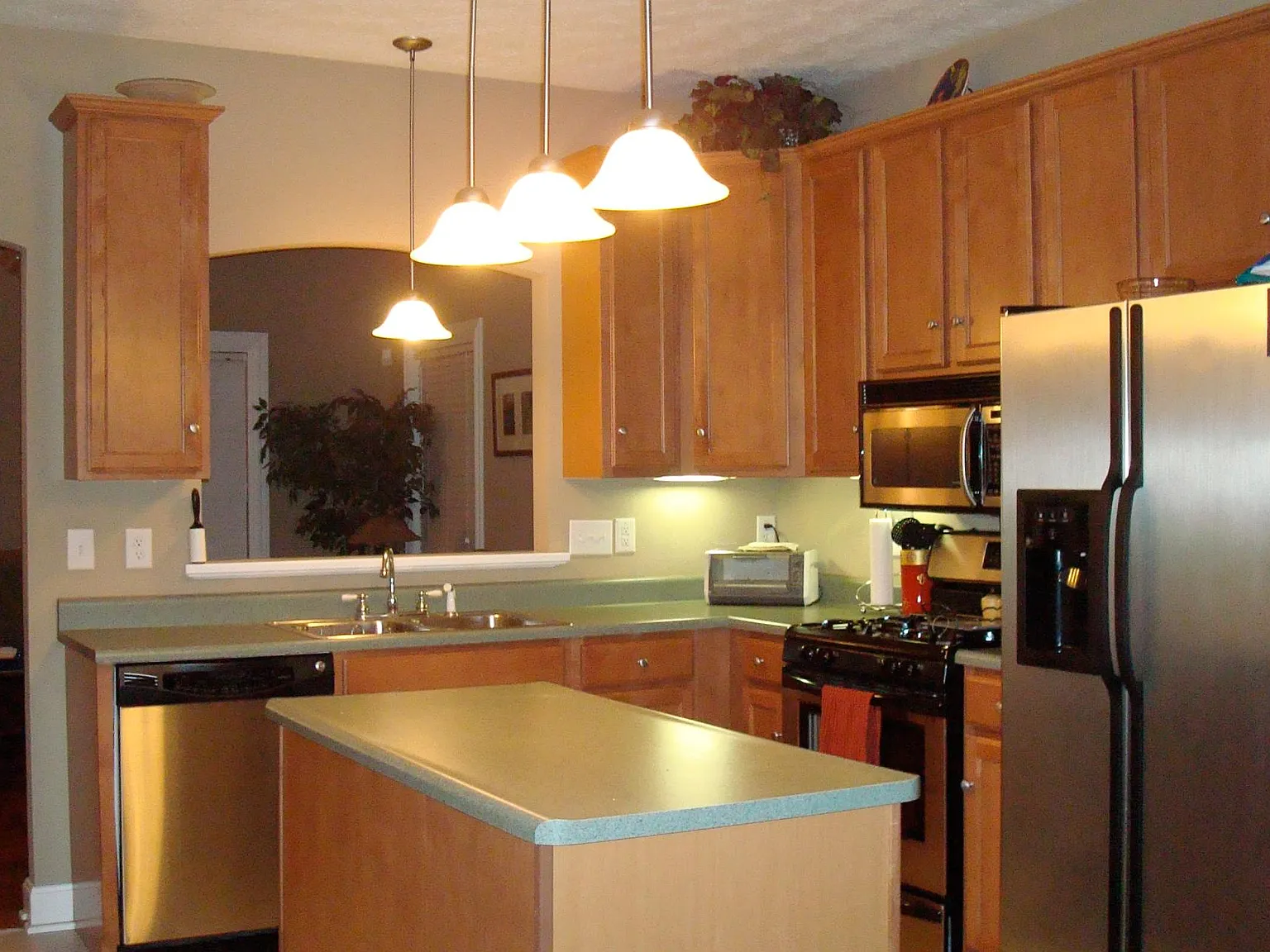 3 bed, 2.5 bath, 1560 sqft, $2,000 — Photo 2