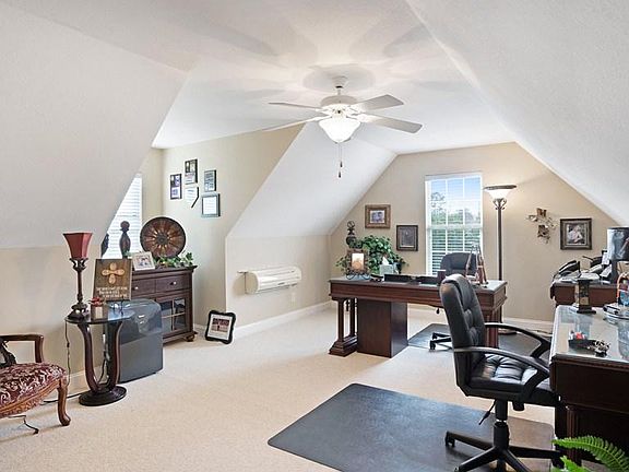 3rd image of 215 Greenbriar Trl NE