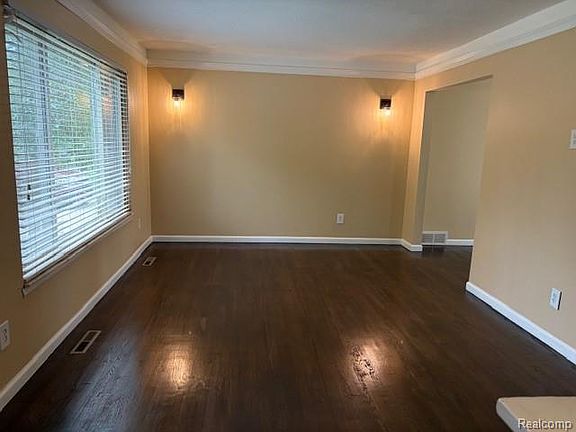 4th image of 9840 William St