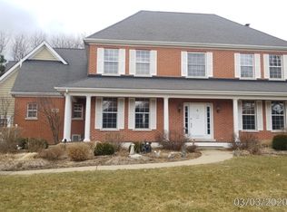 8 Fawn Ridge Dr, Oakwood Hills, IL 60013