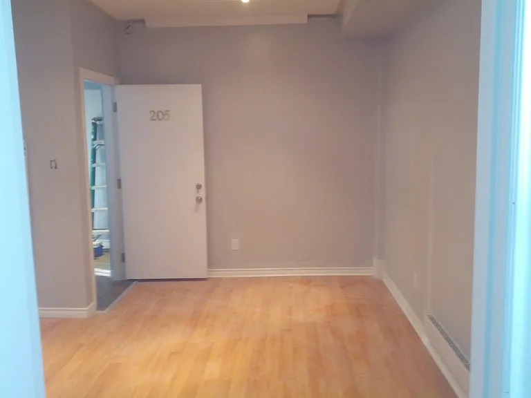1025 King St E — Photo 11