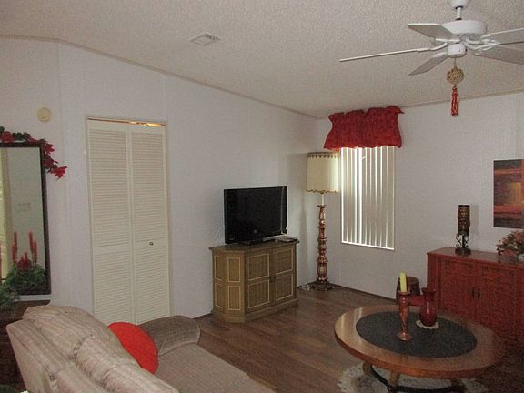 5th image of 303 Maple Crest Dr