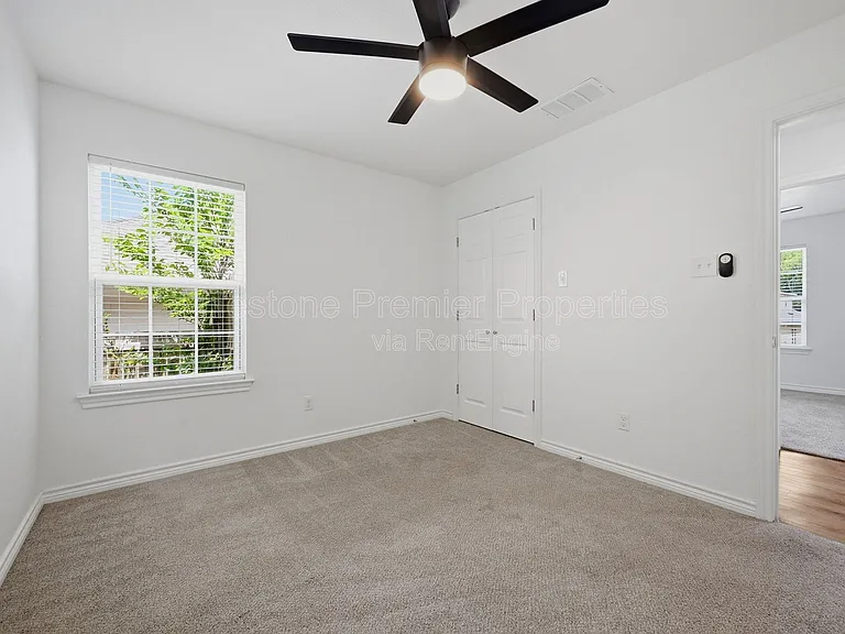 422 E Elm St — Photo 16