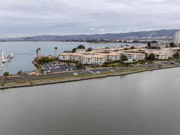 4 Commodore Dr, Emeryville, CA 94608
