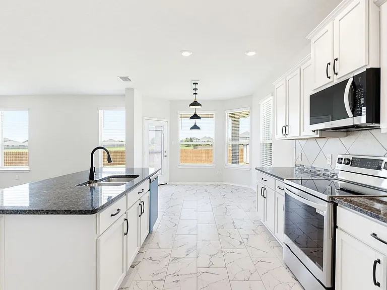 904 Garden Green Dr — Photo 4