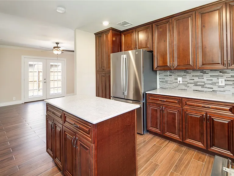 1302 Hackberry St — Photo 10