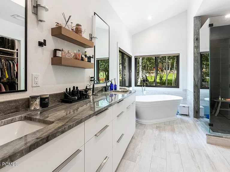 8974 N Sackett Dr — Photo 15