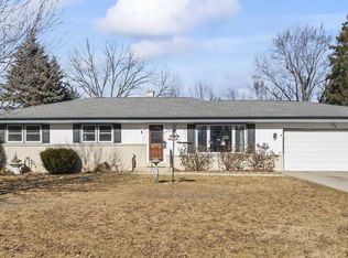N52W15412 El Rio Dr, Menomonee Falls, WI 53051