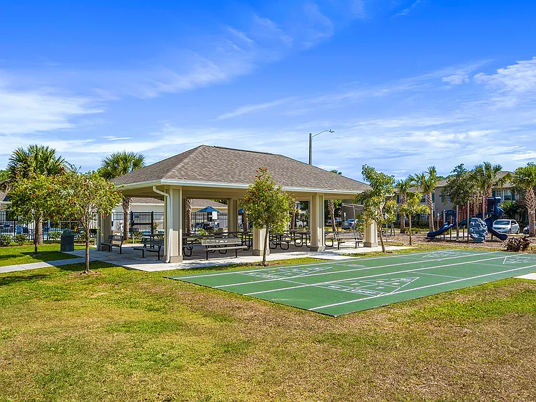 Taylor Pointe Apartments — Photo 17