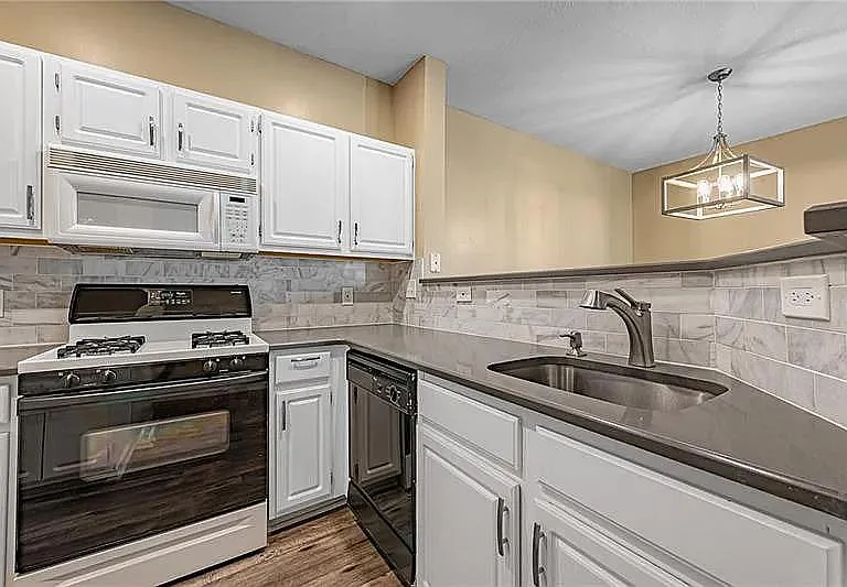 633 Eagle Pointe Dr #633 — Photo 4