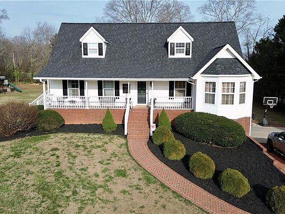 5th image of 4003 Daisy Dr