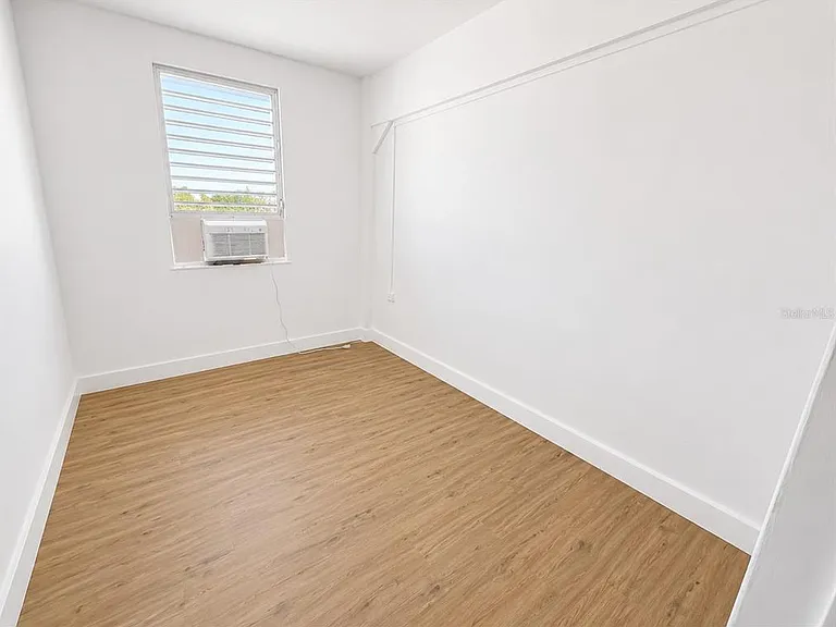 2844 Roosevelt #301 — Photo 4