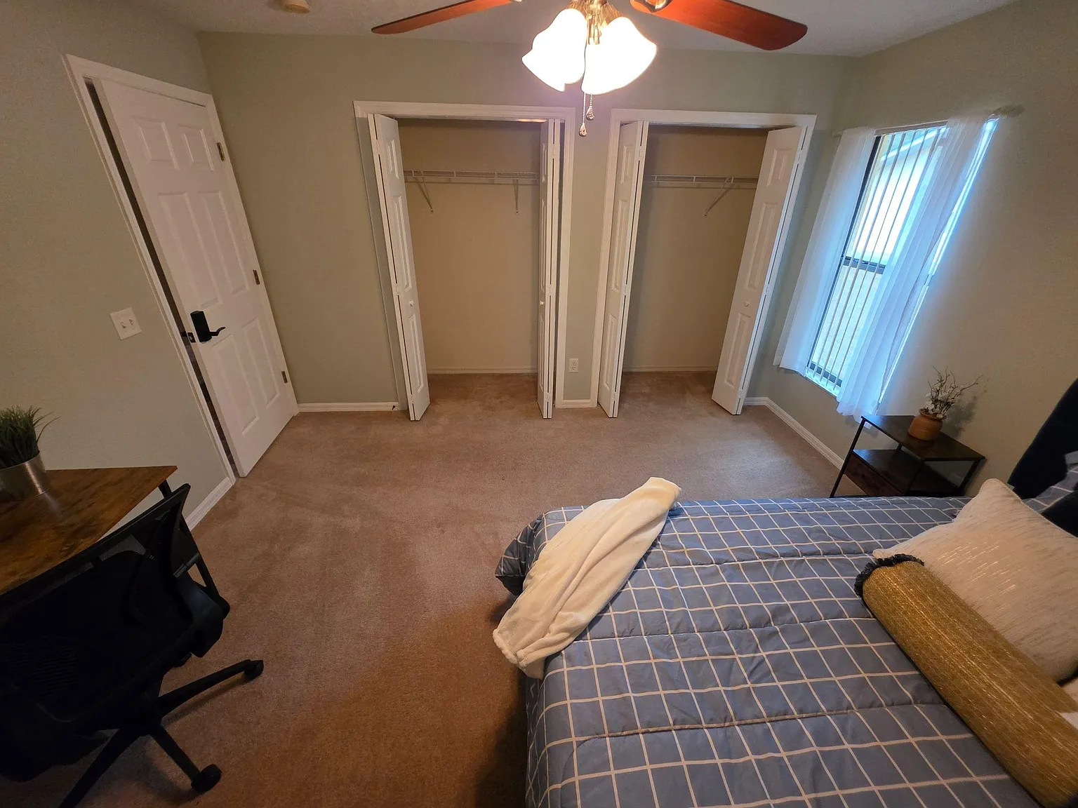 4 bed, 2.0 bath, 2262 sqft, $910 — Photo 2
