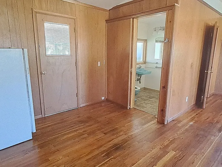 2037 Main St — Photo 8