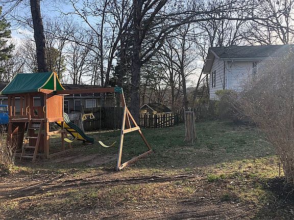 2nd image of 112 Robin Hill Dr