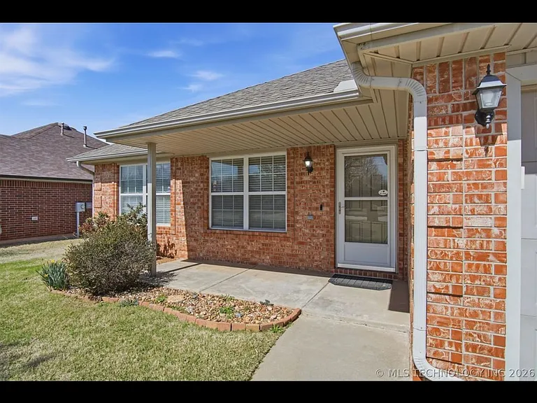 605 E Linden Ln — Photo 2