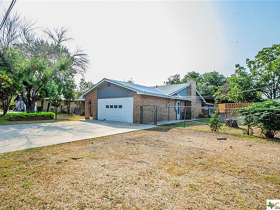 3rd image of 803 Estate Dr