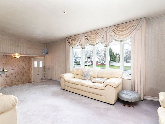 4th image of 33 Perley Evans Dr