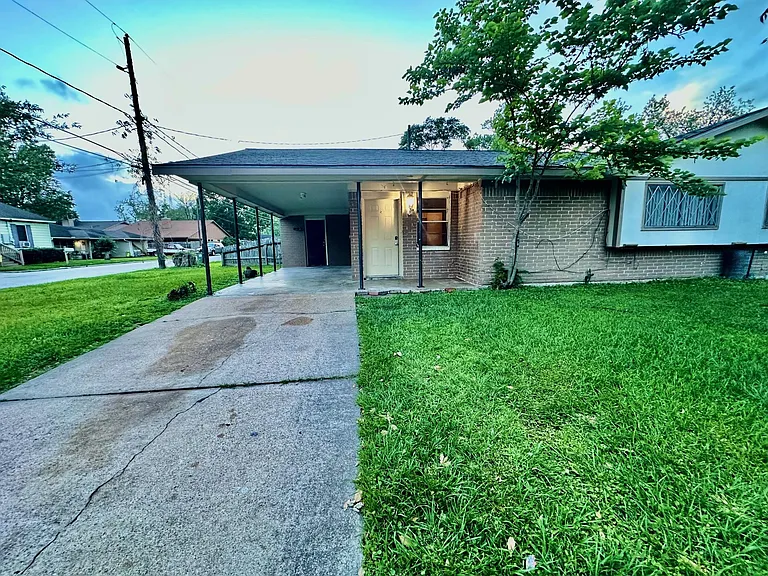 320 S Avenue F — Photo 1