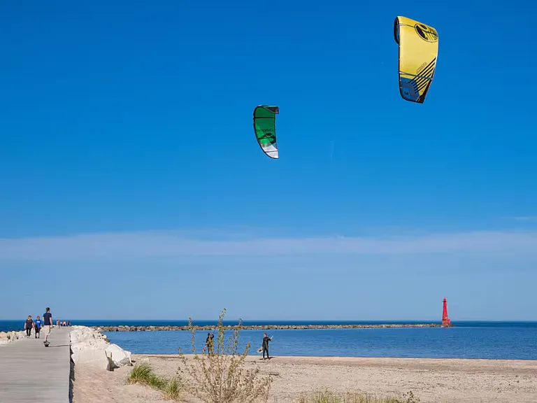 7-10 minute drive to Pere Marquette beach & boardwalk park.