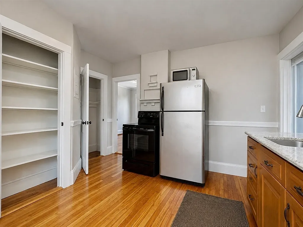 3 bed, 1.0 bath, 1170 sqft, $2,650 — Photo 2