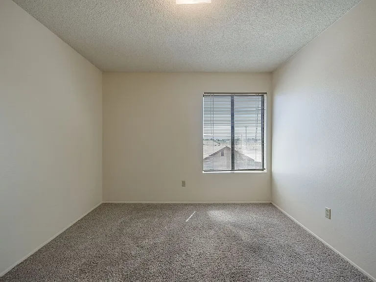 1021 W Perdew Ave — Photo 20