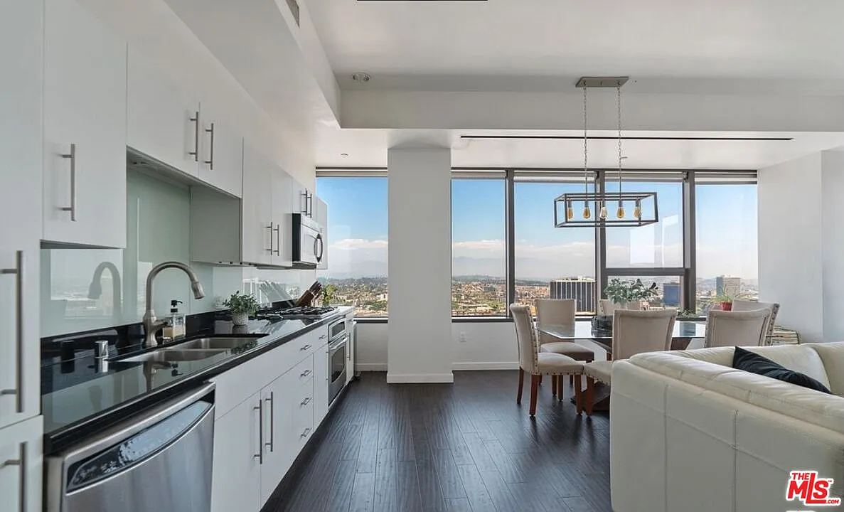 2 bed, 2.0 bath, 1423 sqft, $5,100 — Photo 2