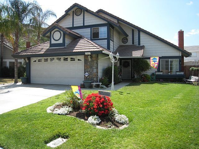 Gorgeous front curb appeal!